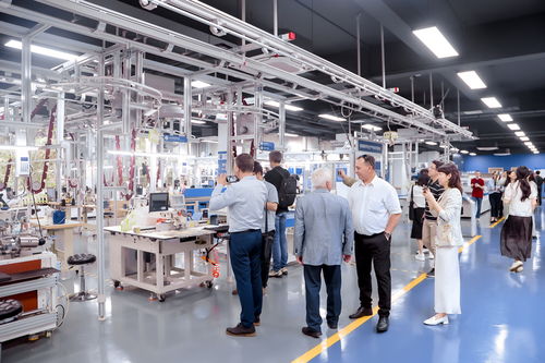 中東歐記者在浙紡服職院沉浸式體驗中國傳統服飾文化